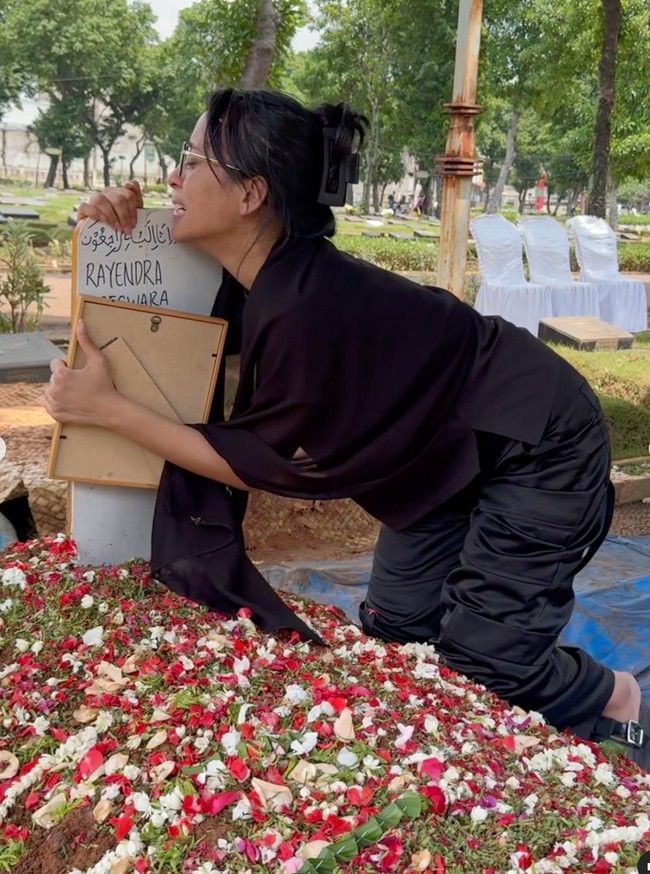 Unggahan pemeran film DoReMi & You itu pun langsung dibanjiri ucapan belasungkawa dari para netizen dan rekan artis. “sayang turut berduka cita yaaa! selalu kuat ya kamuu,” komentar Prilly. “Nesyi dan andra sama sama orang baikk!! Andra pasti bangga sama nesyi disanaaa,” tambah Syifa Hadju. Foto: Instagram/@kaneishiayusuf05