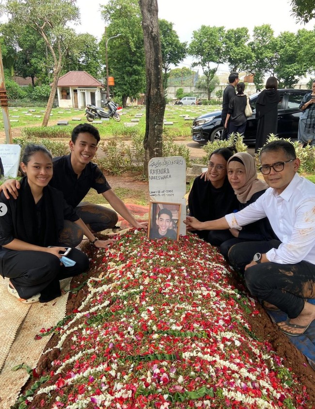 Meski mengaku berat namun Kaneishia berusaha untuk mengikhlaskan kepergian sang kekasih. Ia juga berjanji akan selalu mengirimkan doa untuk kekasihnya tersebut. “sekarang aku cuma bisa peluk tanah sama kith nisan sayang, anda jangan takut disana sendirian ya! aku gaakan pernah putus kirim doa untuk kamu, begitu juga semua orang yg sayang sama kamu. sekarang aku udah jadi anak mama papa, jadi adeknya abang sama kakaknya nara juga, persis sama yang kamu selalu pengen. beraaaaat bgt dra, tp aku hrs kuat supaya bisa gapai mimpi kita demi kamu. neishi sayang anda selamanyaaa alfatihah,” tulisnya. Foto: Instagram/@kaneishiayusuf05