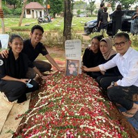 Meski mengaku berat namun Kaneishia berusaha untuk mengikhlaskan kepergian sang kekasih. Ia juga berjanji akan selalu mengirimkan doa untuk kekasihnya tersebut. “sekarang aku cuma bisa peluk tanah sama kith nisan sayang, anda jangan takut disana sendirian ya! aku gaakan pernah putus kirim doa untuk kamu, begitu juga semua orang yg sayang sama kamu. sekarang aku udah jadi anak mama papa, jadi adeknya abang sama kakaknya nara juga, persis sama yang kamu selalu pengen. beraaaaat bgt dra, tp aku hrs kuat supaya bisa gapai mimpi kita demi kamu. neishi sayang anda selamanyaaa alfatihah,” tulisnya. Foto: Instagram/@kaneishiayusuf05