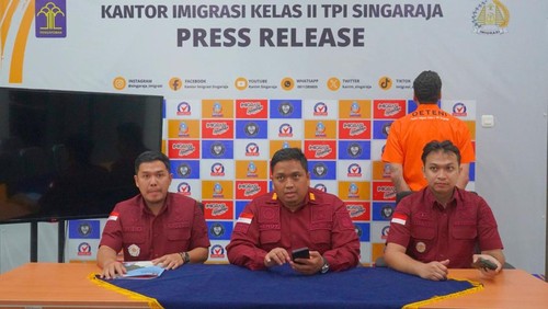 Kantor Imigrasi (Kanim) Singaraja mendeportasi warga negara (WN) Amerika Serikat berinisial DBP (43), Jumat (19/1/2024). (Istimewa)