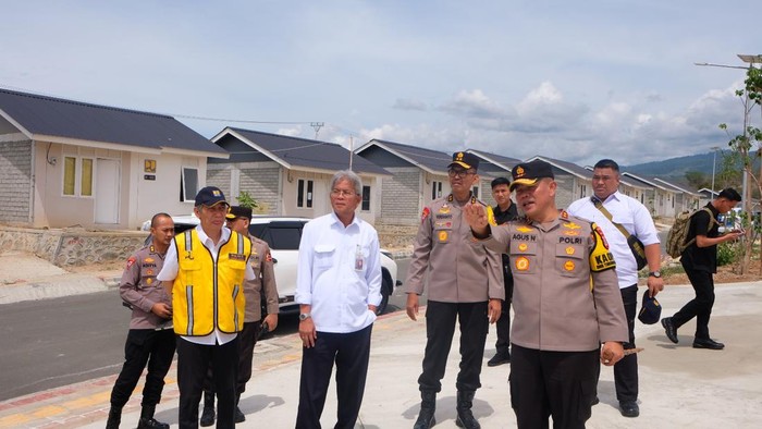 Kapolda Sulteng dan Asops Kapolri tinjau pembangunan Huntap Talise.