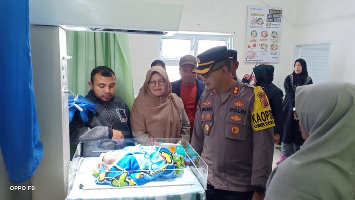 Kapolres Bener Meriah AKBP Nanang Indra Bakti saat menjenguk bayi perempuan yang ditemukan warga usai dibuang orang tuanya. (dok. Polres Bener Meriah)