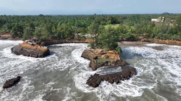 Keindahan Pantai Sungai Suci di Bengkulu.