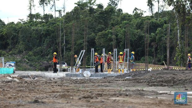 Kesibukan para pekerja proyek pembangunan Ibu Kota Negara (IKN) Nusantara terus dikebut Sepaku, Kabupaten Penajam Paser Utara, Kalimantan Timur, Kamis, (19/1/2024). (CNBC Indonesia/Tri Susilo)