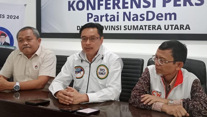 Ketua DPW NasDem Sumut Iskandar (tengah)