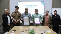 Nota Kesepahaman (MoU) kerja sama APHI dan FISIP UPN Veteran Jakarta ditandatangani oleh Wakil Ketua Umum APHI Erwansyah dan Dekan FISIP UPN Veteran Jakarta Dr S Bekti Istiyanto di Kampus UPN Veteran Jakarta, Kamis (18/1/2024). Turut hadir pada kesempatan itu Ketua Komite Humas dan Kerja Sama APHI Sugijanto, Wakil Ketua Komite Humas dan Kerja Sama APHI Trisia Megawati, Wakil Dekan I FISIP UPN Veteran Dr Fitria Ayuningtyas dan Wakil Dekan III FISIP UPN Veteran Musa Maliki Ph.D. 