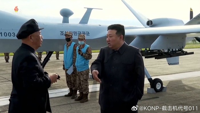 Kom Jong Un dengan drone