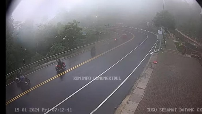 Kondisi Jalan Jogja-Wonosari yang berkabut dan hujan pagi ini, Jumat (19/1/2024), pukul 07.12 WIB.