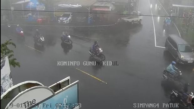 Kondisi Jalan Jogja-Wonosari yang berkabut dan hujan pagi ini, Jumat (19/1/2024), pukul 07.12 WIB.