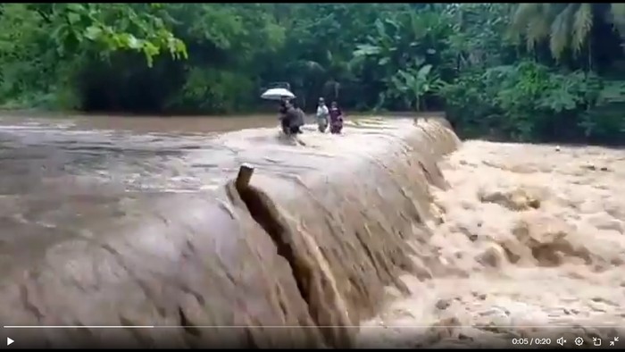 Kondisi jembatan yang terendam banjir di Kedungwanglu, Kalurahan Banyusuco, Kapanewon Playen, Kabupaten Gunungkidul. Foto diunggah pada Jumat (19/1/2024).