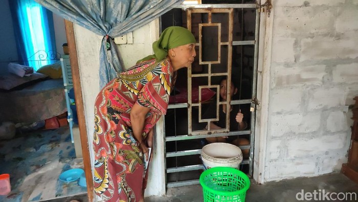 Kondisi Mak Diah yang buta mengurus anaknya yang ODGJ.