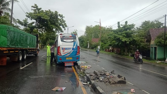 Kondisi minibus yang terguling di jalan Wates-Jogja  Sentolo, Kulon Progo, Jumat (19/1/2024).