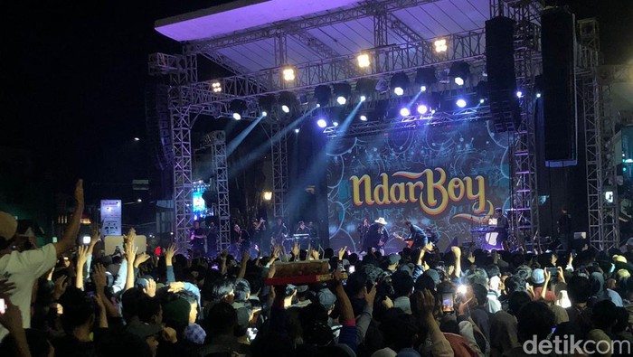 Pedangdut kenamaan Ndarboy Genk menutup gelaran Peace & Harmony - Jogja Asyik, Jogja Bermusik, Untuk Indonesia Apik di Titik Nol Km Jogja, Jumat (19/1/2024).