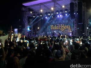 Ndarboy Genk Tutup Pentas Seni Peace & Harmony, Nyanyi Bareng Kapolri
