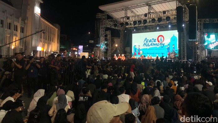 Suasana pentas seni bertajuk Peace & Harmony - Jogja Asyik, Jogja Bermusik, Untuk Indonesia Apik di Titik 0 Km Jogja Jumat (19/1/2024).