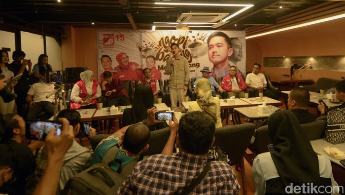 Kunjungan ketua umum PSI di Lampung Ketua Umum Partai Solidaritas Indonesia (PSI) Kaesang Pangarep (tengah) berbincang dengan wartawan, warga dan para generasi muda di Bandar Lampung, Lampung, Jumat (19/1/2024). Kunjungan Kaesang untuk mendengarkan aspirasi mereka tentang pengembangan UMKM untuk generasi muda di era globalisasi teknologi digital. ANTARA FOTO/Ardiansyah/foc.