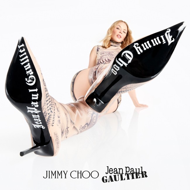 Kylie Minogue tampil sensasional untuk dua rumah mode ikonis yang bersinergi. Desainer sepatu Jimmy Choo dan rumah mode Jean Paul Gautier bekerja sama untuk koleksi alas kaki yang unik, dan sang penyanyi terpilih untuk membintangi iklannya. (Foto: Dok. Valentin Herfay/Jimmy Choo)