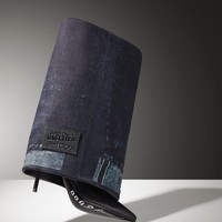 Disebut pula di rilis tersebut, bahwa Kylie telah lama menjadi penggemar Jimmy Choo dan Jean Paul Gaultier. Kerap ia mengenakan beberapa kreasi mereka saat manggung. Dia telah tampil dalam berbagai penampilan Gaultier yang dibuat sesuai ukuran, sementara Sandra Choi (Direktur Kreatif di Jimmy Choo) telah membuatkan sepatu khusus untuknya selama lebih dari 30 tahun.” (Foto: Dok. Valentin Herfay/Jimmy Choo)