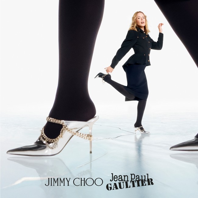 Sepatu penuh gaya yang dirilis meliputi pump metalik beraksen rantai, boots tinggi dengan sentuhan denim, heels yang dihiasi motif tato, hingga wedges futuristis. Ditopang alas kaki tinggi tersebut, Kylie yang bertubuh mungil mendadak terlihat jenjang. (Foto: Dok. Valentin Herfay/Jimmy Choo)