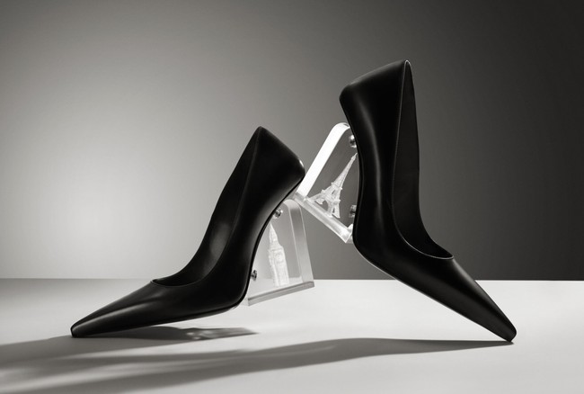 Koleksi kapsul terbatas ini memadukan kode desain Gaultier yang elemental dengan ikon modern Jimmy Choo. Trompe loeil, seksualitas, keanggunan pemberontak, craftsmanship, bahasa tunggal dari Gaultier dan Jimmy Choo, semuanya melebur menjadi satu. (Foto: Dok. Valentin Herfay/Jimmy Choo)