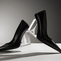 Koleksi kapsul terbatas ini memadukan kode desain Gaultier yang elemental dengan ikon modern Jimmy Choo. Trompe loeil, seksualitas, keanggunan pemberontak, craftsmanship, bahasa tunggal dari Gaultier dan Jimmy Choo, semuanya melebur menjadi satu. (Foto: Dok. Valentin Herfay/Jimmy Choo)