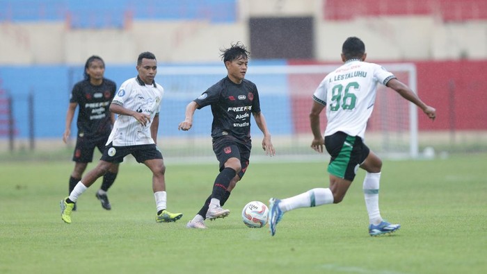 Laga uji coba PSS Sleman vs Persis Solo di Stadion Sultan Agung, Bantul, DIY, Kamis (18/1/2024).