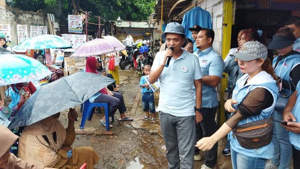 Laskar Prabowo 08 bagi-bagi susu dan makan siang gratis di Jaktim