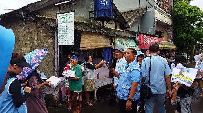 Laskar Prabowo 08 bagi-bagi susu dan makan siang gratis di Jaktim