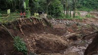 Bencana longsor sejak Sabtu (6/1/2024) di sekitar kawasan proyek strategis nasional tersebut meluas setelah kembali terjadi hujan deras yang mengakibatkan salah satu jalur perkampungan terputus.