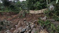 Hal itu membuat pihak pelaksana proyek mengambil tindakan dengan memasang tanda peringatan agar warga berhati-hati ketika beraktivitas di sekitar area.