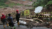 Sejumlah warga melihat area longsor sekitar kawasan Bendungan Meninting di Desa Bukit Tinggi, Lombok Barat, NTB, Jumat (19/1/2024).