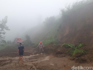 Longsor Tutup Jalan Boyolali-Magelang di Selo