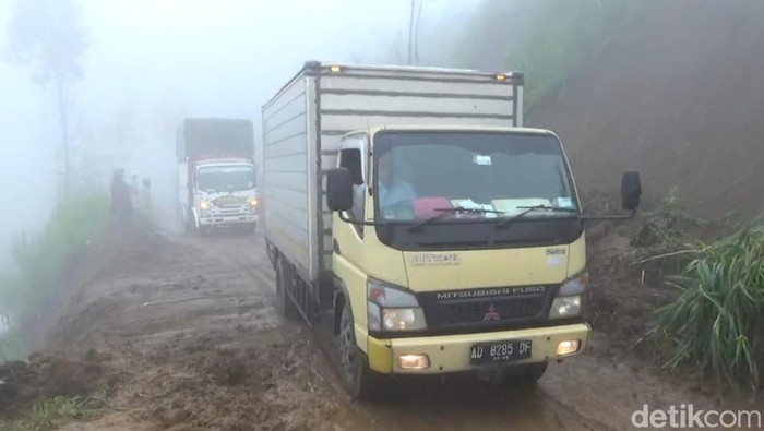 Kendaraan sudah bisa melintas di lokasi longsor.