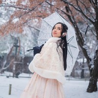 Seperti yang terlihat, pemotretan tersebut berlangsung ketika tengah turun hujan salju. Meski saat itu cuaca sedang dingin, namun Lyodra tampak begitu menikmati suasana dan pemandangan indah di sana. Foto: Instagram/@lyodraofficial