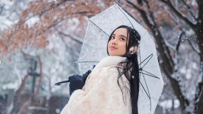 8 Pemotretan Lyodra Ginting saat Hujan Salju di Korea, Cantik Pakai Hanbok