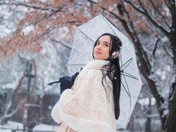 8 Pemotretan Lyodra Ginting saat Hujan Salju di Korea, Cantik Pakai Hanbok