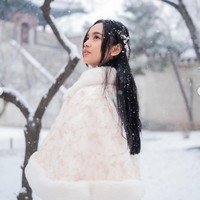 Sesuai dengan cuaca dingin di Korea, Lyodra tampak mengenakan Hanbok yang dilengkapi dengan mantel bulu berwarna salem. Rambut panjangnya tampak simpel dengan hanya diikat setengah dan menggunakan aksesori rambut. Foto: Instagram/@lyodraofficial