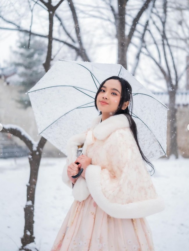 Penampilan Lyodra kala mengenakan Hanbok itu pun langsung mencuri atensi dan banjir pujian. Tak sedikit yang memuji kecantikannya kala mengenakan pakaian tradisional Korea tersebut. Foto: Instagram/@lyodraofficial