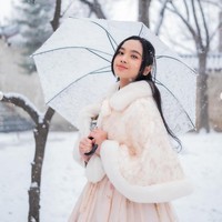 Penampilan Lyodra kala mengenakan Hanbok itu pun langsung mencuri atensi dan banjir pujian. Tak sedikit yang memuji kecantikannya kala mengenakan pakaian tradisional Korea tersebut. Foto: Instagram/@lyodraofficial