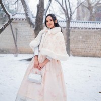 Hanbok yang dikenakan Lyodra itu tampak memiliki perpaduan warna salem dan silver. Penampilannya itu kemudian dilengkapi dengan tas kecil yang juga berwarna silver. Foto: Instagram/@lyodraofficial