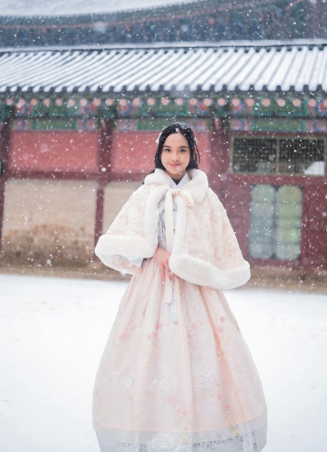 Sambil tersenyum ke arah kamera, pesona Lyodra memang bikin terpana. Penampilannya pun terlihat anggun dalam balutan Hanbok yang dikenakannya. Foto: Instagram/@lyodraofficial