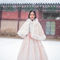 Sambil tersenyum ke arah kamera, pesona Lyodra memang bikin terpana. Penampilannya pun terlihat anggun dalam balutan Hanbok yang dikenakannya. Foto: Instagram/@lyodraofficial