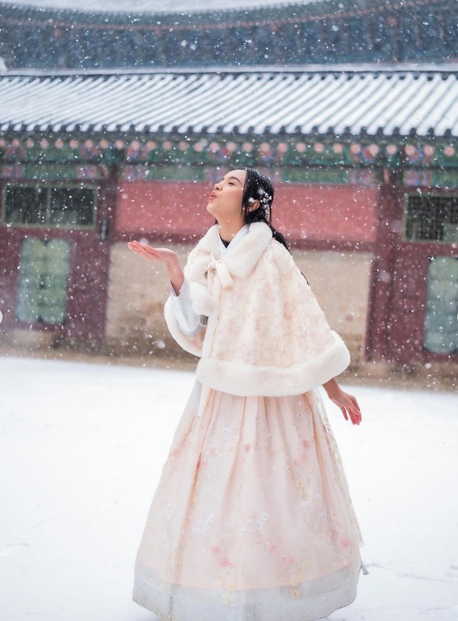 Bermain salju, terlihat Lyodra begitu bahagia menghabiskan waktu berliburnya di sana. Lyodra sendiri sebelumnya sempat bikin heboh lantaran sempat bertemu dengan DK iKON saat berada di Korea. Foto: Instagram/@lyodraofficial