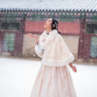 Bermain salju, terlihat Lyodra begitu bahagia menghabiskan waktu berliburnya di sana. Lyodra sendiri sebelumnya sempat bikin heboh lantaran sempat bertemu dengan DK iKON saat berada di Korea. Foto: Instagram/@lyodraofficial