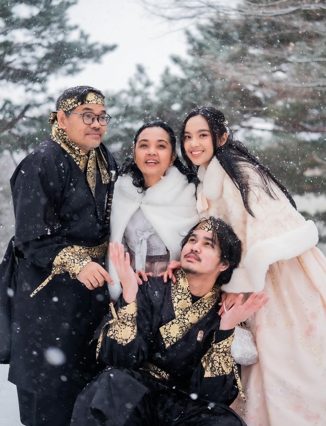 Bisa menghabiskan waktu berlibur bersama keluarga, ekspresi bahagia tampak jelas terlihat di wajah Lyodra. Lyodra dan keluarganya pun kompak berpose bersama mengenakan pakaian tradisional Korea. Foto: Instagram/@lyodraofficial