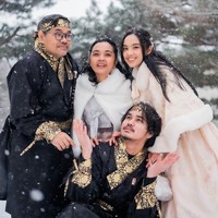 Bisa menghabiskan waktu berlibur bersama keluarga, ekspresi bahagia tampak jelas terlihat di wajah Lyodra. Lyodra dan keluarganya pun kompak berpose bersama mengenakan pakaian tradisional Korea. Foto: Instagram/@lyodraofficial