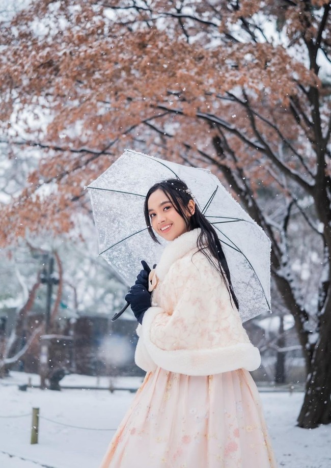 Melalui akun Instagram pribadinya Lyodra Ginting membagikan foto-foto saat dirinya melakukan pemotretan di Korea. Sambil mengenakan Hanbok, pelantun lagu Sang Dewi itu tampil cantik mempesona. Foto: Instagram/@lyodraofficial