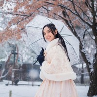 Melalui akun Instagram pribadinya Lyodra Ginting membagikan foto-foto saat dirinya melakukan pemotretan di Korea. Sambil mengenakan Hanbok, pelantun lagu Sang Dewi itu tampil cantik mempesona. Foto: Instagram/@lyodraofficial