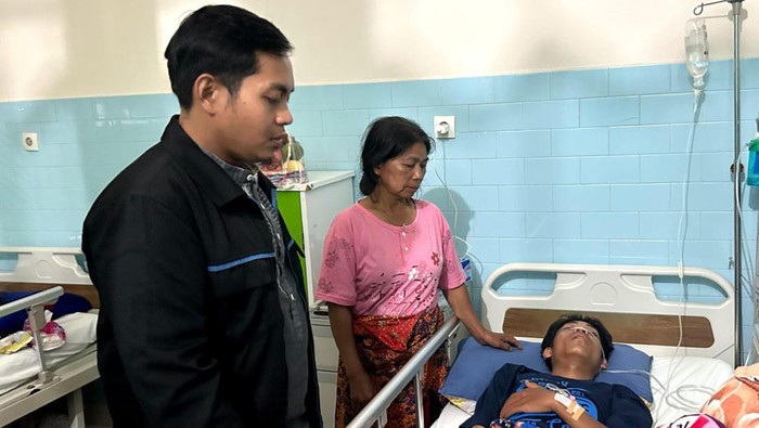 Manajer PLN ULP Makale, Zaki Ashari bersilaturahmi dan bertemu dengan warga tersengat listrik menjuntai di jalan Tana Toraja, Sulsel.