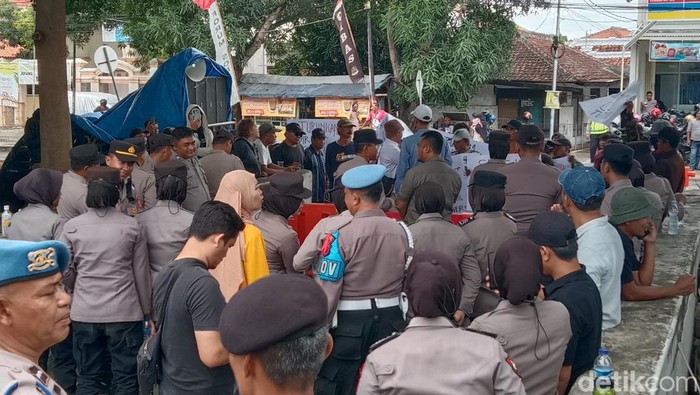 Massa menggeruduk kantor Perumdam Tirta Dharma Ayu Kabupaten Indramayu buntut dinonaktifkan pegawai lantaran unggahan foto Megawati dengan tidak senonoh.